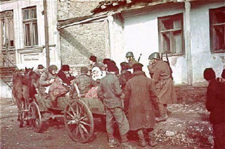 Romanian soldiers supervise the deportation of Jews from Kishinev